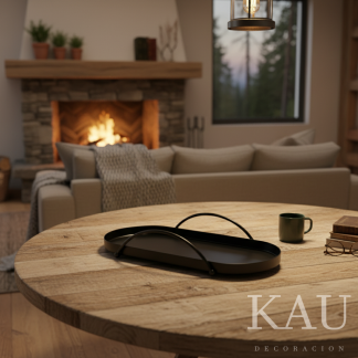 Bandejita metalica sobre mesa negro